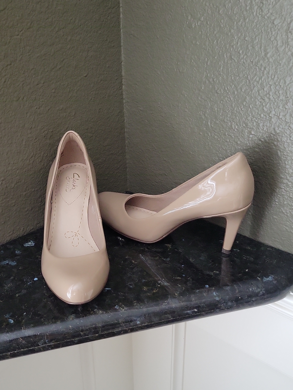 Clarks Women's Beige Patent Leather Pumps